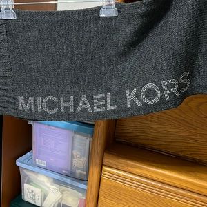 Pre-Owned Michael Kors Scarf in grey 72” long